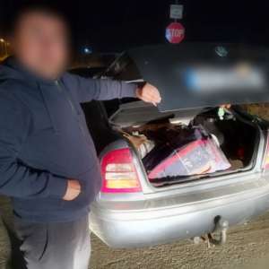 Aproximativ 25.400 de ţigarete de contrabandă, descoperite într-un autovehicul Portul Constanța Sud