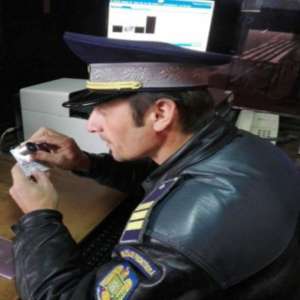 Carte de identitate falsă, ascunsă în buzunarul interior al hainei unui cetăţean moldovean