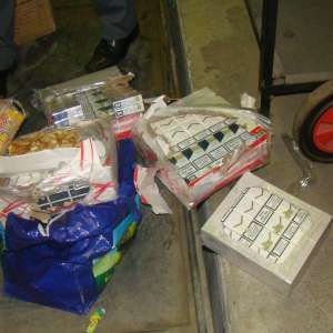 Țigări de contrabandă disimulate în cutii de biscuiți, descoperite la controlul de frontieră