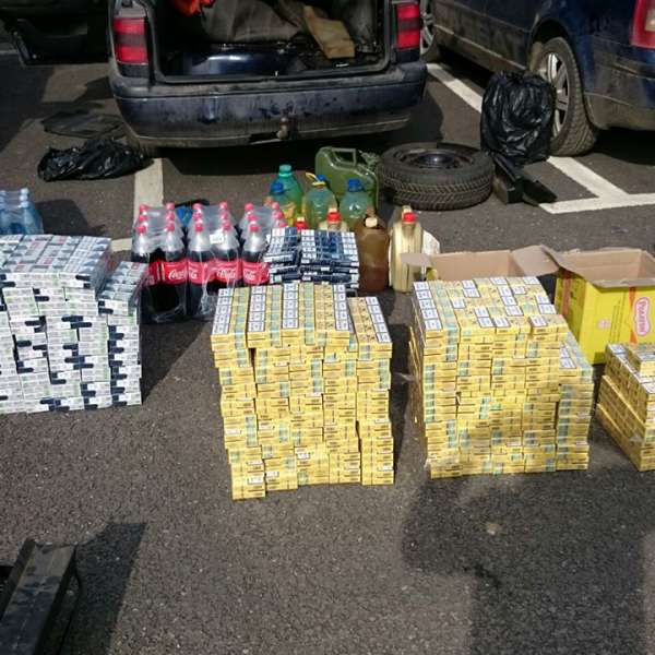 Țigări de contrabandă ascunse în roţi de rezervă, banchete, caroserii dar și în canistre de plastic, descoperite la frontieră