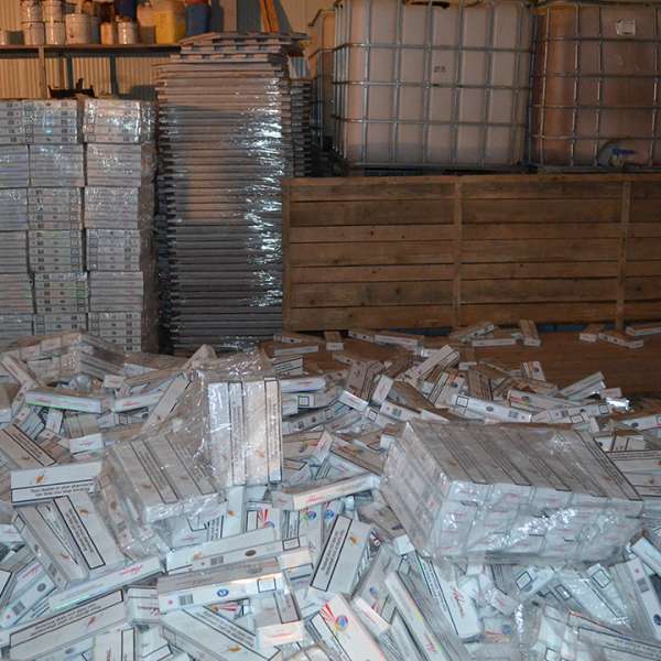 Sute de mii de pachete cu ţigări de contrabandă descoperite în două depozite de pe raza judeţului Vrancea