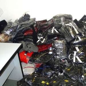 Articole textile, de marochinărie și încalțăminte, susceptibile a fi contrafăcute, confiscate la P.T.F. Giurgiu