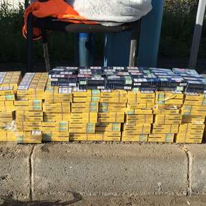 Țigări de contrabandă ascunse în mai multe autoturisme special modificate, confiscate la frontiera de nord