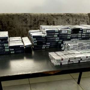 Țigări de contrabandă ascunse în mai multe autoturisme special modificate, confiscate la frontiera de nord