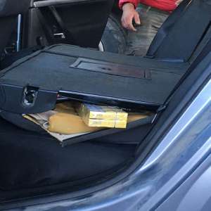 Țigări de contrabandă ascunse în mai multe autoturisme special modificate, confiscate la frontiera de nord