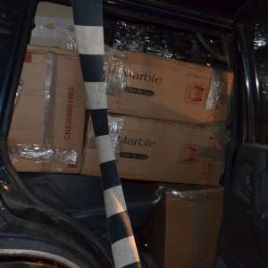 Țigări de contrabandă ascunse în mai multe autoturisme special modificate, confiscate la frontiera de nord