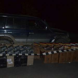 Țigări de contrabandă ascunse în mai multe autoturisme special modificate, confiscate la frontiera de nord