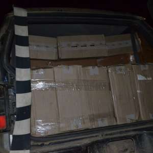 Țigări de contrabandă ascunse în mai multe autoturisme special modificate, confiscate la frontiera de nord