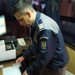 Carte de identitate falsă, ascunsă în borseta unui cetăţean moldovean