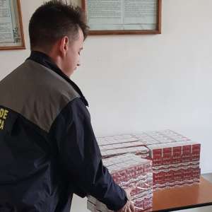 Ţigări în valoare de peste 6000 lei, fără acte de provenienţă,  descoperite la frontieră