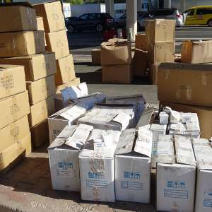 Mii de flacoane cu produse farmaceutice fără documente legale, confiscate de poliţiştii de frontieră giurgiuveni