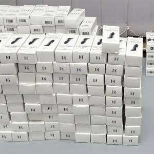 Sute de parfumuri susceptibile a fi contrafăcute, confiscate la P.T.F. Giurgiu