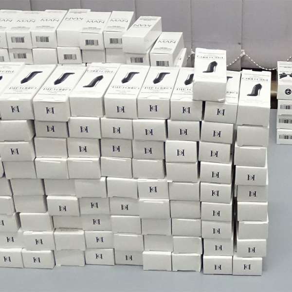 Sute de parfumuri susceptibile a fi contrafăcute, confiscate la P.T.F. Giurgiu