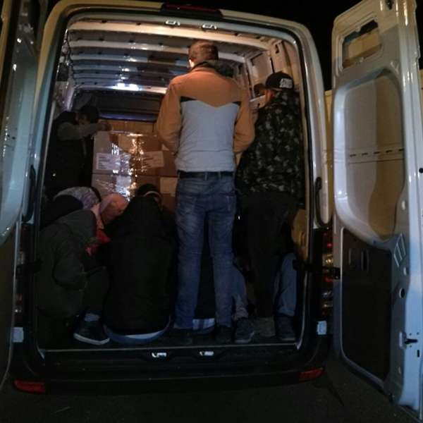 Douăzeci de cetăţeni din Iran, Afganistan şi Irak ascunşi printre piese auto, opriţi la frontiera cu Ungaria