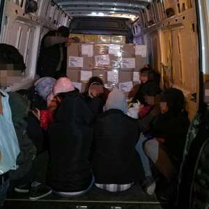 Douăzeci de cetăţeni din Iran, Afganistan şi Irak ascunşi printre piese auto, opriţi la frontiera cu Ungaria