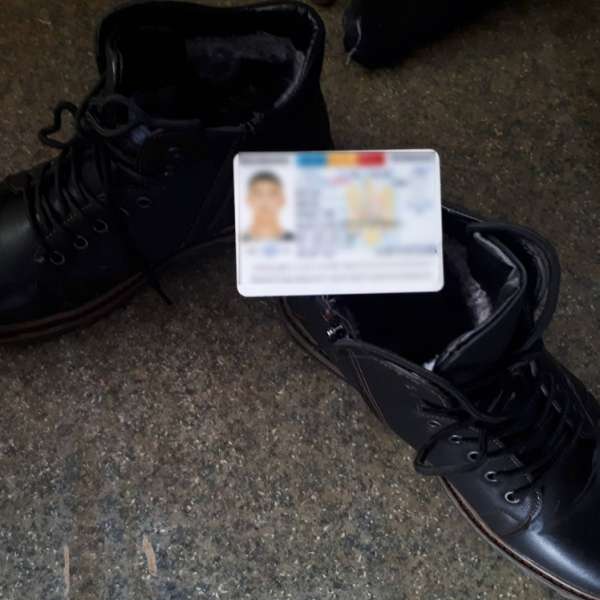 Patru cărţi de identitate româneşti false, descoperite la controlul de frontieră
