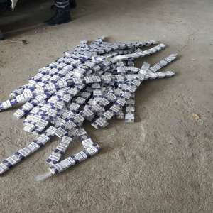 Ţigări de contrabandă ascunse în plafonul unui autoturism