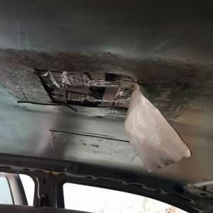 Ţigări de contrabandă ascunse în plafonul unui autoturism