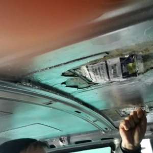 Ţigări de contrabandă ascunse în plafonul unui autoturism