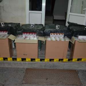 Prins cu căruţa plină cu ţigări de contrabandă   