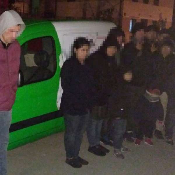 16  cetățeni străini şi o călăuză sârbă, opriţi de poliţiştii de frontieră timişeni