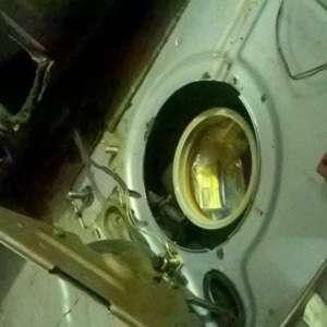 Ţigări de contrabandă ascunse în rezervorul unui autovehicul   