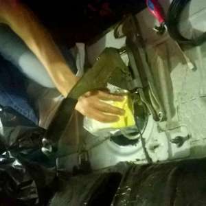 Ţigări de contrabandă ascunse în rezervorul unui autovehicul   