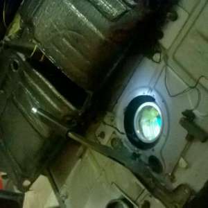 Ţigări de contrabandă ascunse în rezervorul unui autovehicul   