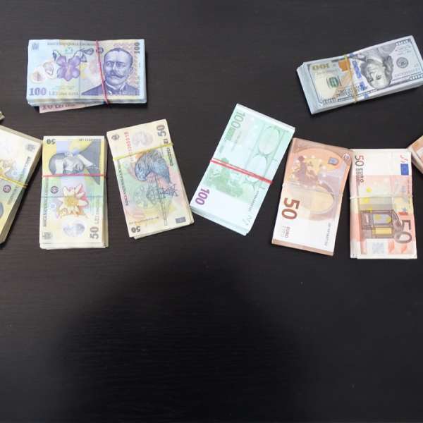 Importante sume de bani descoperite asupra unui cetăţean chinez la controlul de frontieră