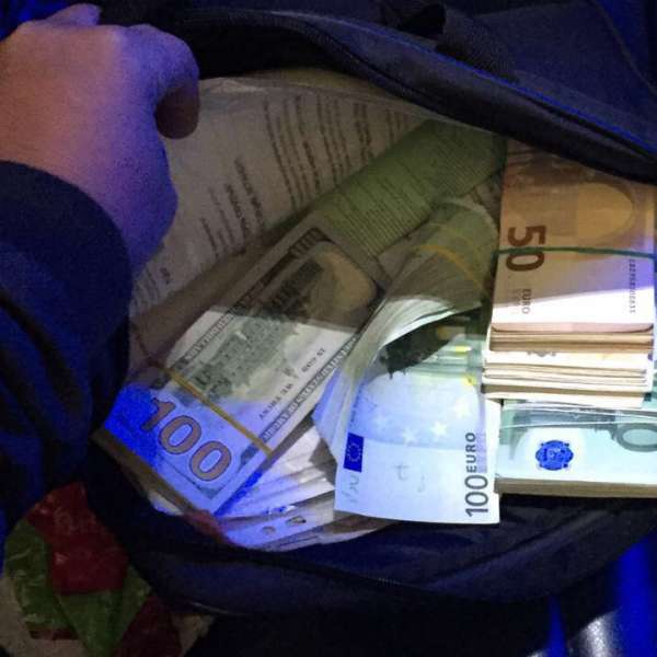 Importante sume de bani descoperite asupra unui cetăţean turc la controlul de frontieră