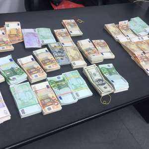 Importante sume de bani descoperite asupra unui cetăţean turc la controlul de frontieră