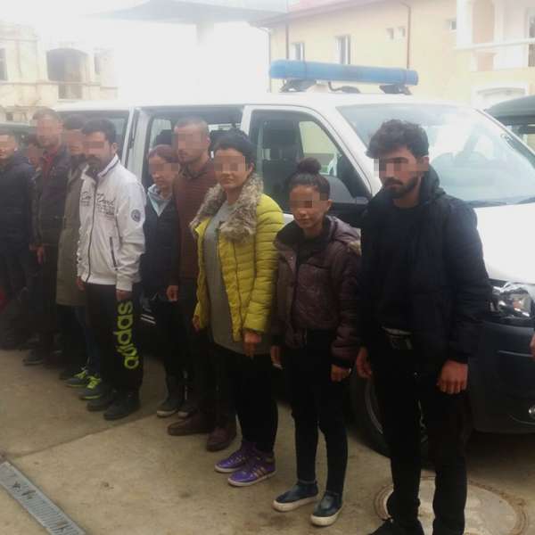 13  cetățeni din Irak şi trei călăuze din Ucraina, depistaţi de poliţiştii de frontieră