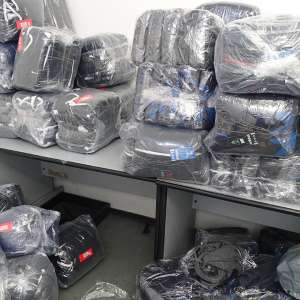 Sute de articole de îmbrăcăminte și încălțăminte, susceptibile a fi contrafăcute, confiscate la P.T.F. Giurgiu
