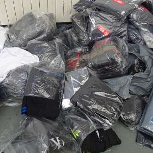 Sute de articole de îmbrăcăminte și încălțăminte, susceptibile a fi contrafăcute, confiscate la P.T.F. Giurgiu