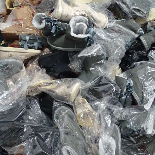 Sute de articole de îmbrăcăminte și încălțăminte, susceptibile a fi contrafăcute, confiscate la P.T.F. Giurgiu