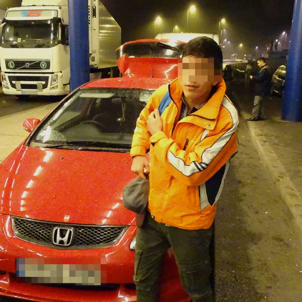 Cetăţean afgan ascuns în portbagajul unui autoturism, descoperit la P.T.F. Calafat