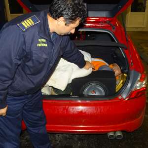 Cetăţean afgan ascuns în portbagajul unui autoturism, descoperit la P.T.F. Calafat