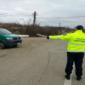 Bărbat fără permis de conducere, depistat de polițiștii de frontieră la volanul unui autoturism de lux