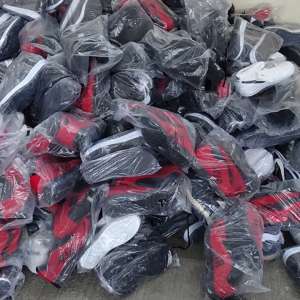 Mii de articole de îmbrăcăminte, susceptibile a fi contrafăcute, confiscate la P.T.F. Giurgiu