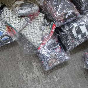 Mii de articole de îmbrăcăminte, susceptibile a fi contrafăcute, confiscate la P.T.F. Giurgiu