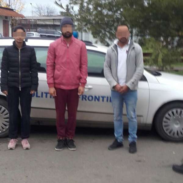 Doi cetăţeni din India cu documente altor persoane, depistaţi la frontieră