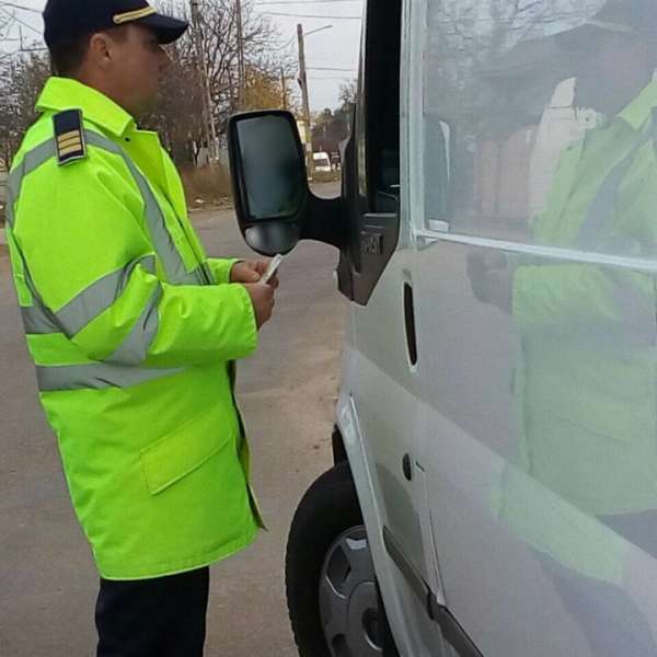 Autoutilitară cu numere de înmatriculare expirate, descoperită la S.P.F. Țuțora