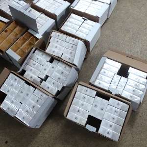 Articole textile, încălțăminte și parfumuri, susceptibile a fi contrafăcute, confiscate la P.T.F. Giurgiu