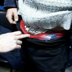 Ţigări de contrabandă, ascunse pe corp