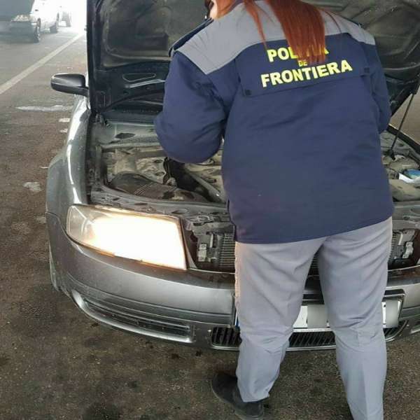 Mercedes cu numere false de înmatriculare, depistat la Albiţa   