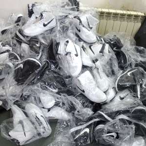Bunuri în valoare de peste 100.000 lei, susceptibile a fi contrafăcute, confiscate la P.T.F. Giurgiu