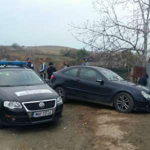 Un bărbat care ameninţa cu un topor, imobilizat de echipajul Poliției de Frontieră