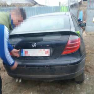 Un bărbat care ameninţa cu un topor, imobilizat de echipajul Poliției de Frontieră