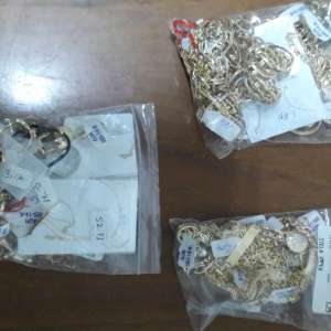 Peste 300 grame bijuterii din metal galben și alb fără documente legale, confiscate de polițiștii de frontieră de la Vama Veche