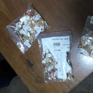 Peste 300 grame bijuterii din metal galben și alb fără documente legale, confiscate de polițiștii de frontieră de la Vama Veche